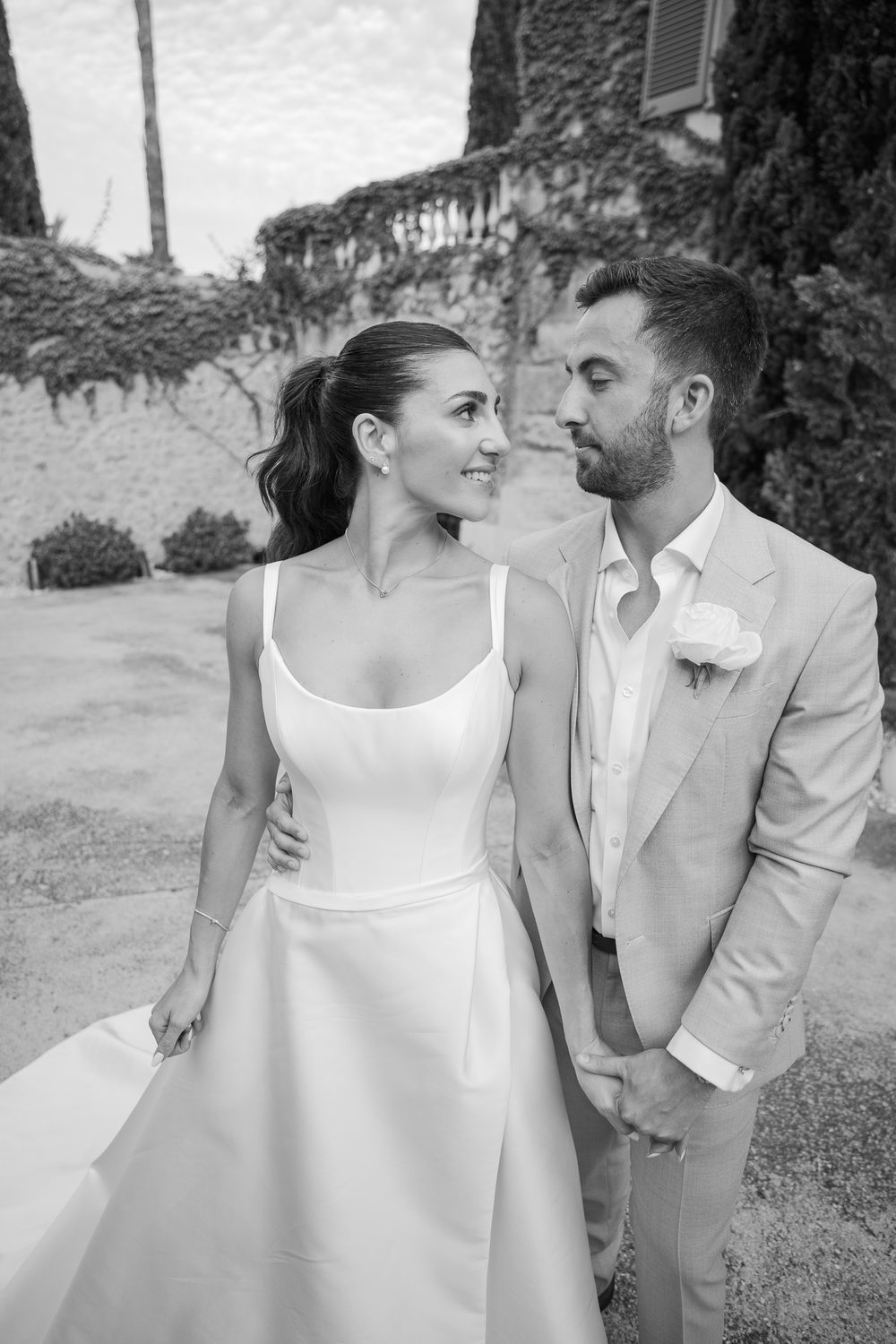 Jewish wedding photography in Spain, guests celebrating at the reception
